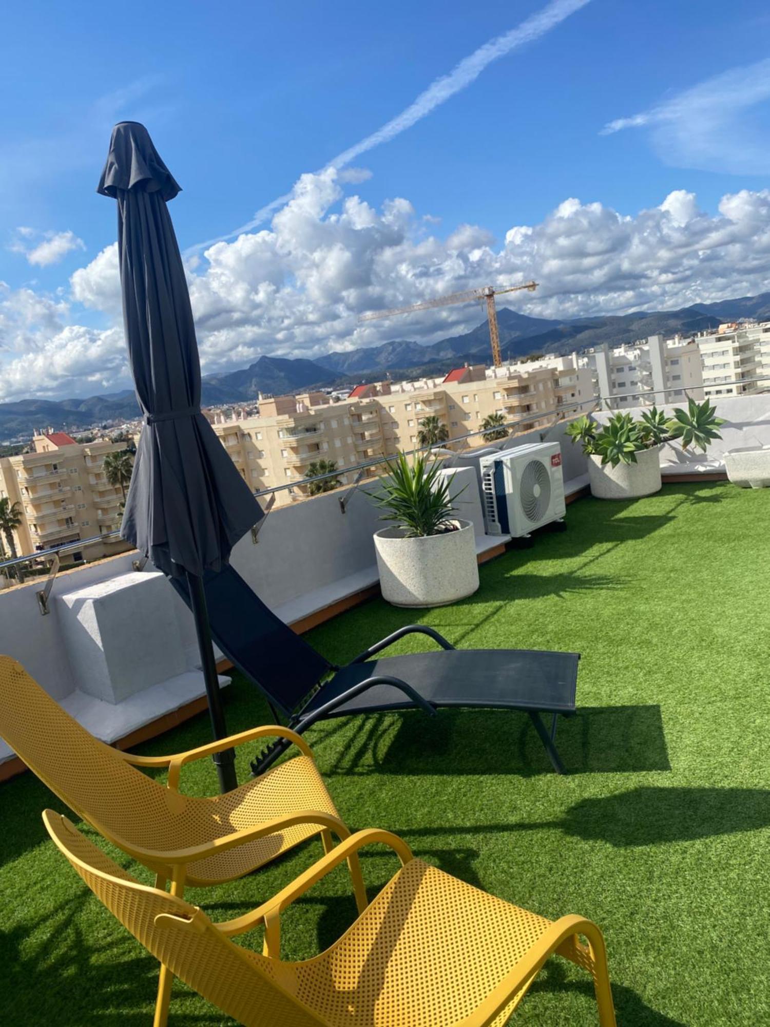 A 100 Metros De La Playa Con Grande Terraza Y Vistas Al Mar